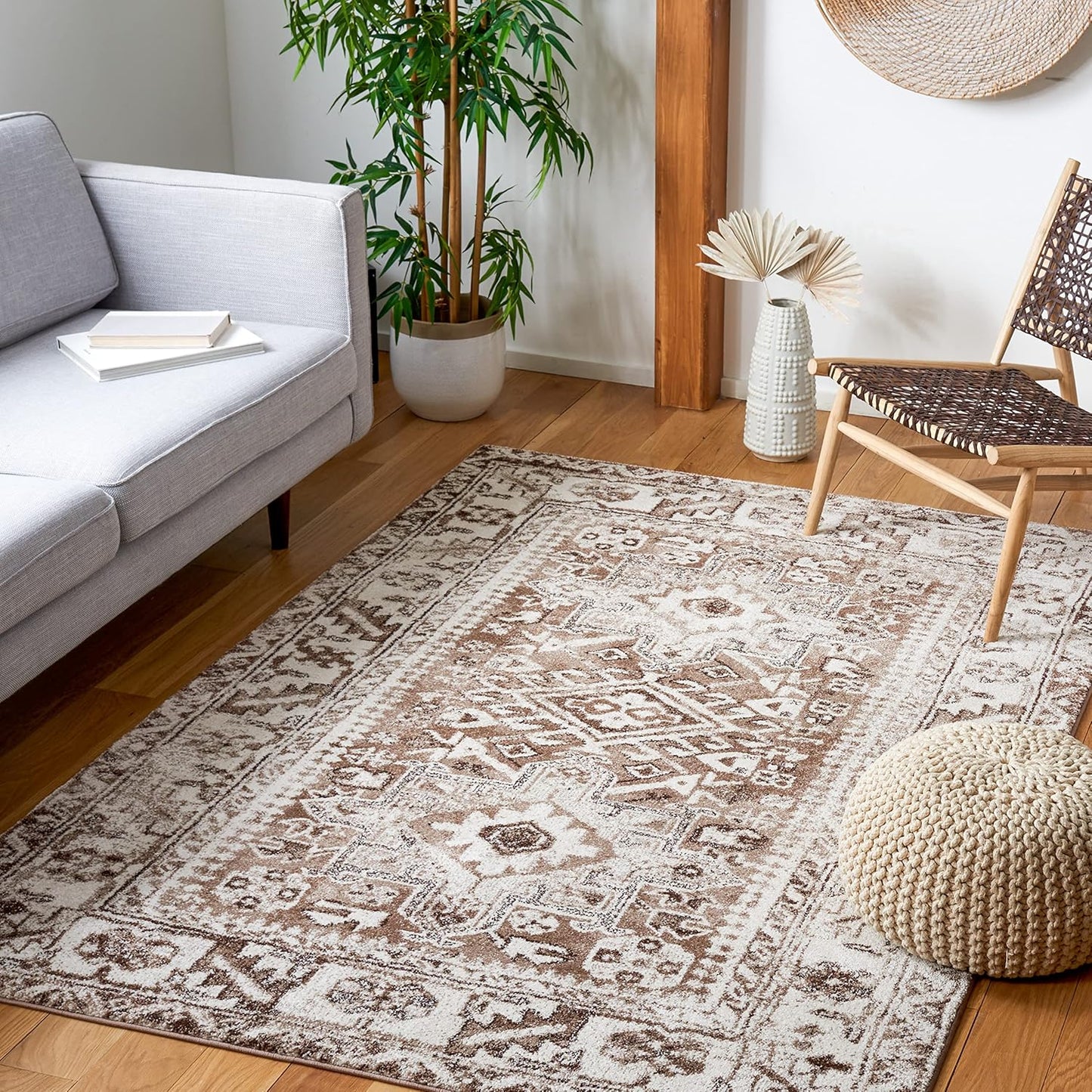 SAFAVIEH Vintage Hamadan Collection Area Rug - 5'3" x 7'6", Red & Multi, Oriental Traditional Persian Design, Non-Shedding & Easy Care, Ideal for High Traffic Areas in Living Room, Bedroom (VTH211A)